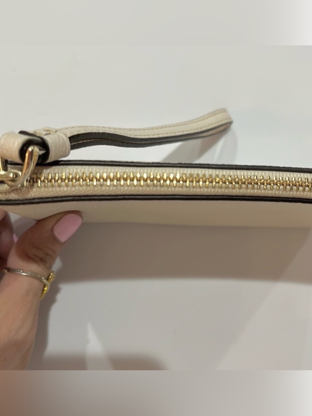 🤍NWOT COACH CHALK OFF-WHITE CREAM LEATHER CORNER ZIP WRISTLET🤍 - Picture 4 of 7